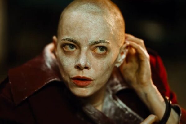 Assista ao trailer final de Bugonia: Emma Stone e Yorgos Lanthimos mais uma vez!