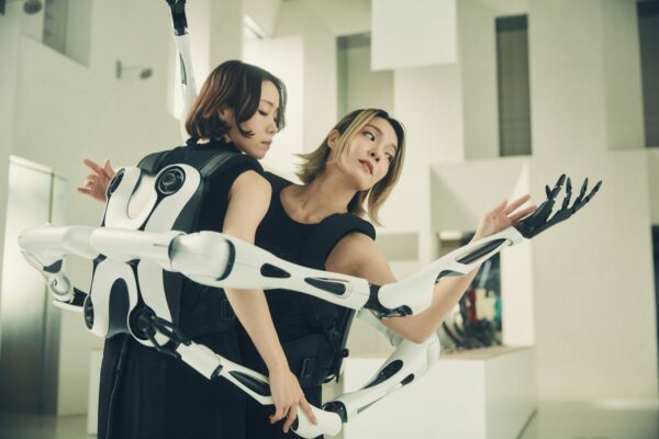 Jizai Arms: A Mochila Robótica Japonesa que Transforma Você em um Ciborgue com Até Seis Braços